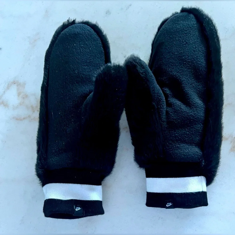 NIKE Sportswear  Warm Faux Fur Mittens Women’s XS/S Black Soft Comfy NWOT